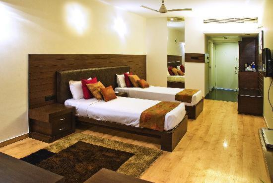 The Woodrose Hotel Bangalore Exterior photo